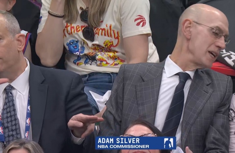 NBA总裁亚当·萧华现身猛龙主场 观战骑士VS猛龙的G4