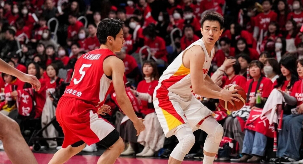 乐鱼体育-辽宁男篮动态速递！赵继伟随队出发男篮热身赛，球队要求球员全员回归，已收到多份外援报告